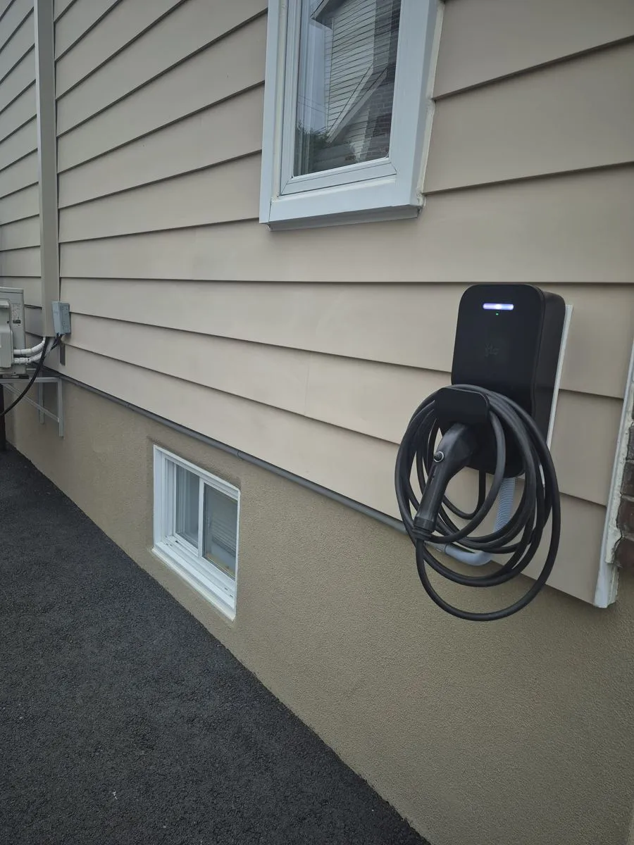 Borne de recharge Flo installée sur le mur extérieur d'une maison