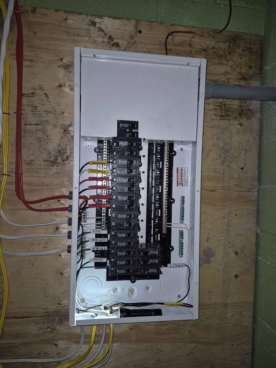 Panneau électrique neuf installé par HML Électrique, chaque circuit identifié